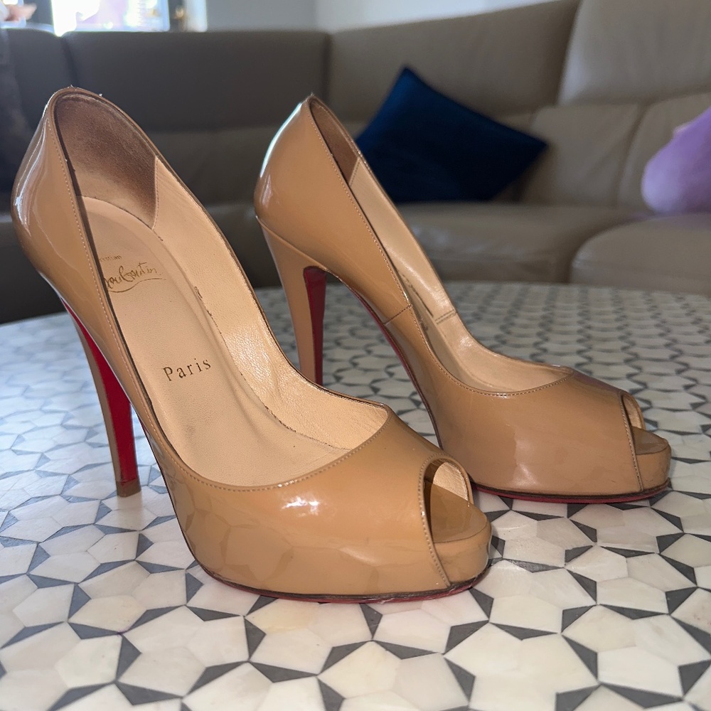Christian Louboutin Very Prive Peep Toe Pump